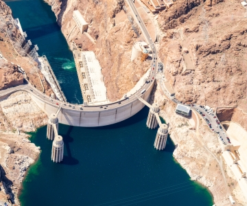 A deep blue river on both sides of a river dam 